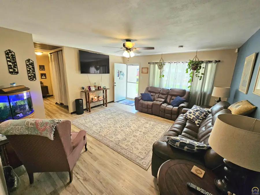 2528 SW Duncan Dr, Topeka, KS 66614 - #3