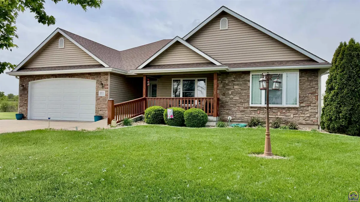 3611 NW Sterling Chase Ct, Topeka, KS 66618 - #1