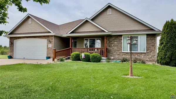 3611 NW Sterling Chase Ct, Topeka, KS 66618