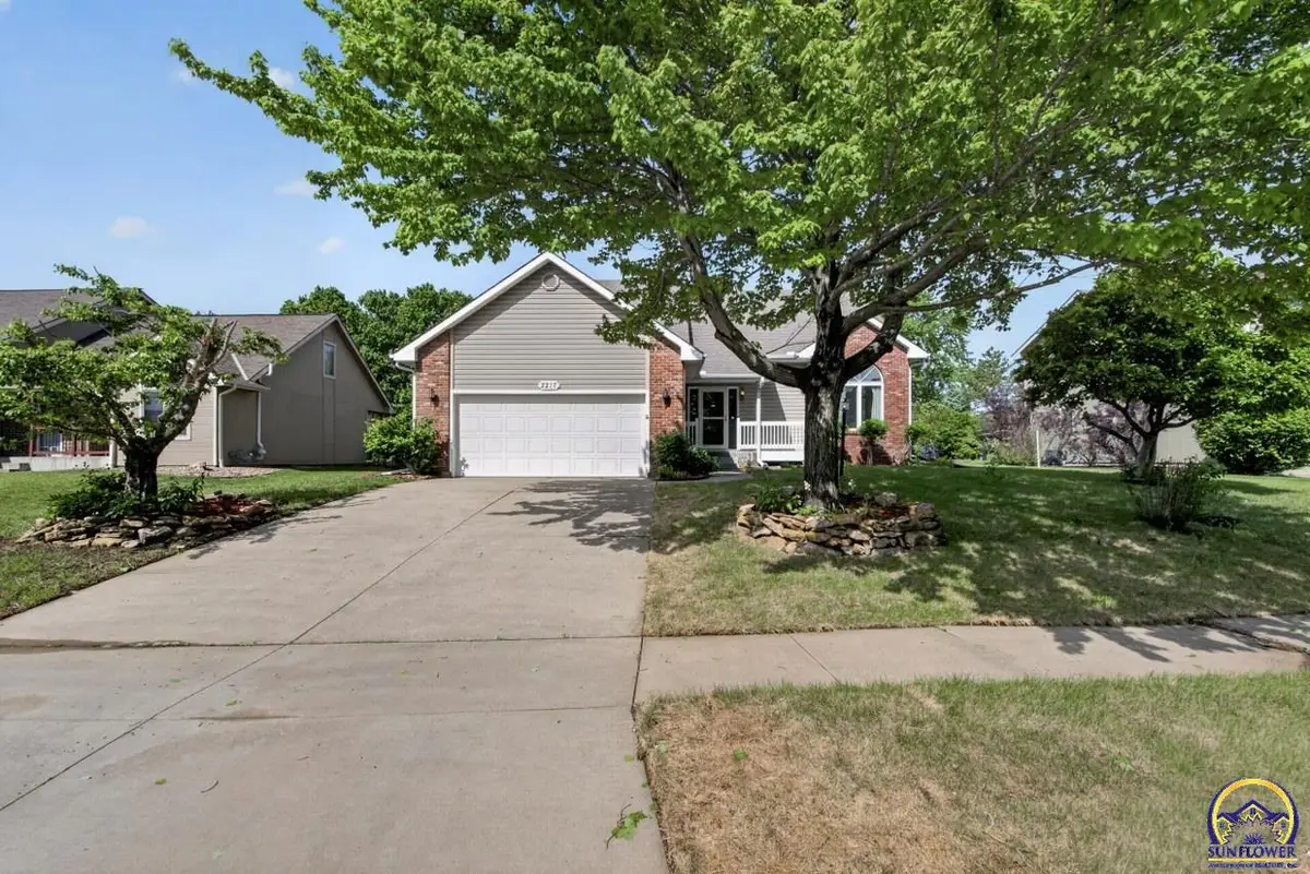 2217 SW Pondview Dr, Topeka, KS 66614 - #1