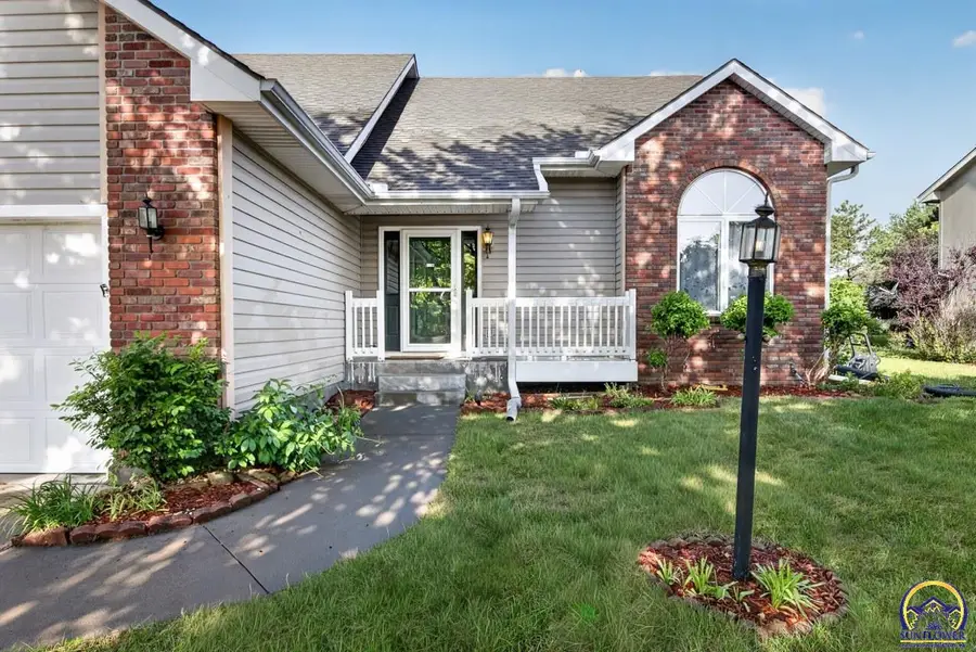 2217 SW Pondview Dr, Topeka, KS 66614 - #2