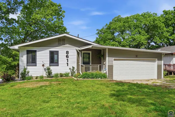 8611 SW Longview Dr, Ozawkie, KS 66070