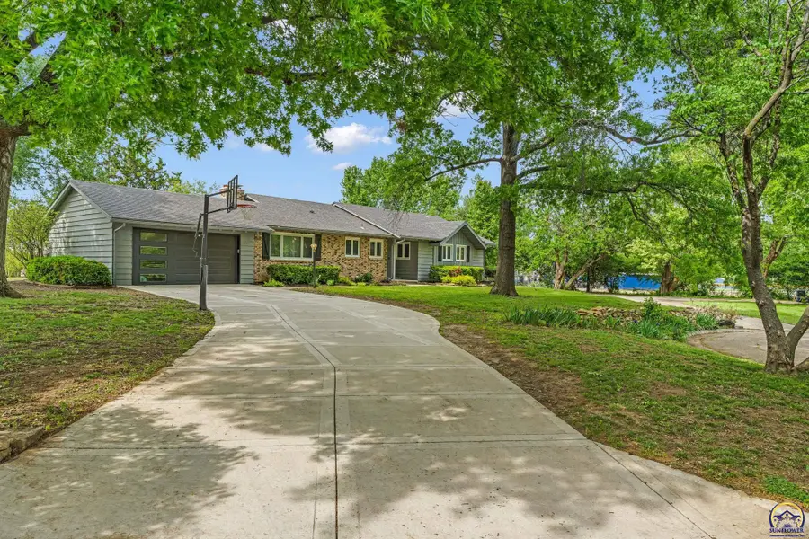 4118 SW Woodbury North Ct, Topeka, KS 66606 - #3