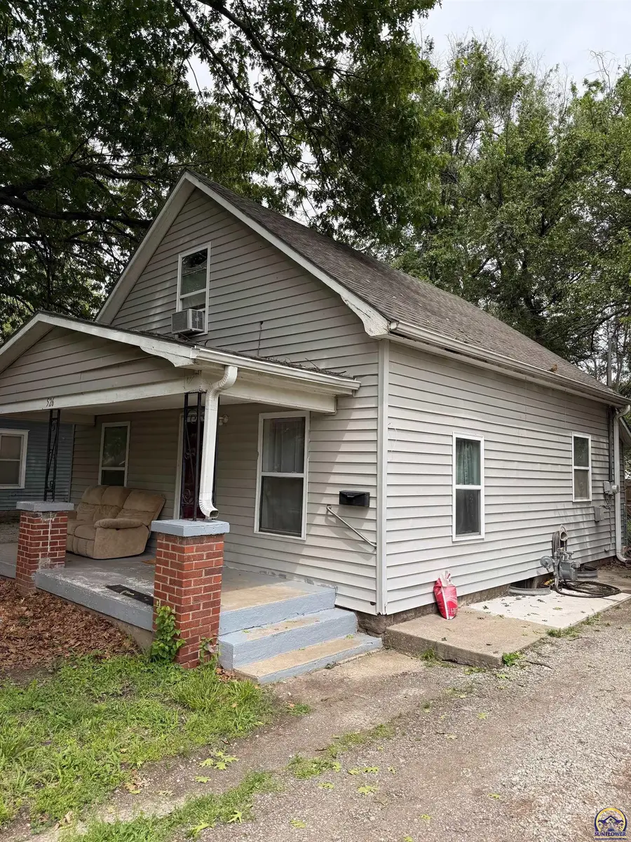 526 NE Lime St, Topeka, KS 66616 - #2