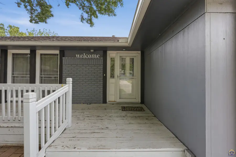 2518 SW Arrowhead Rd, Topeka, KS 66614 - #2