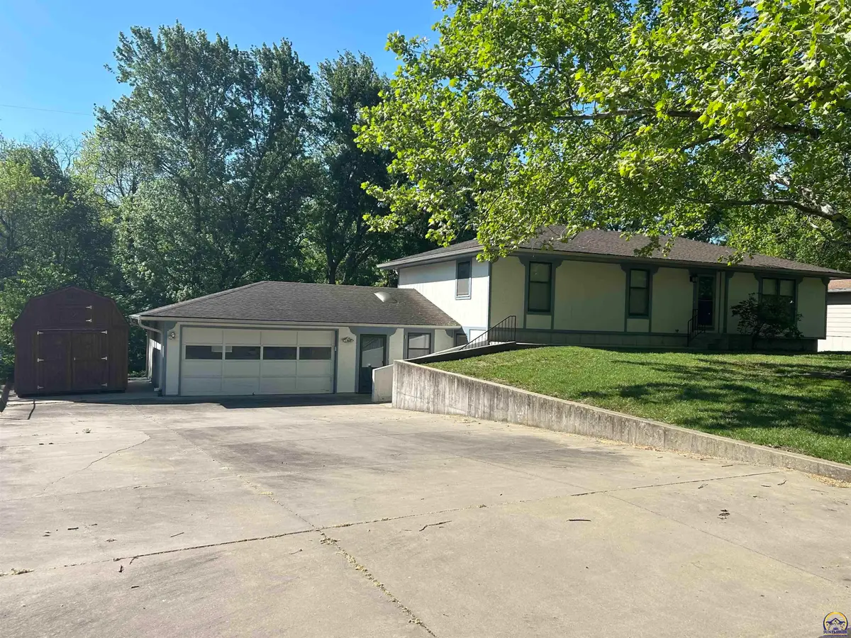 2323 SE Blair Dr, Topeka, KS 66605 - #1