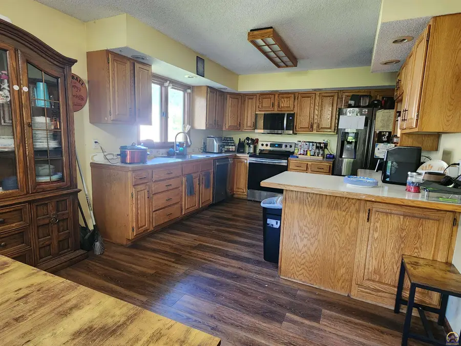 6741 SW Hamptonshire Ln, Topeka, KS 66614 - #2
