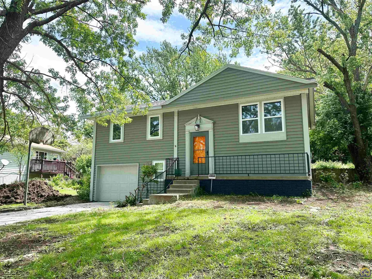3140 SW Crest Dr, Topeka, KS 66614 - #1