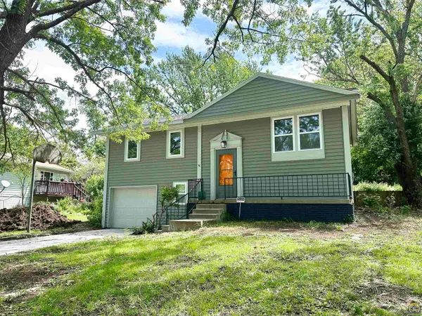 3140 SW Crest Dr, Topeka, KS 66614