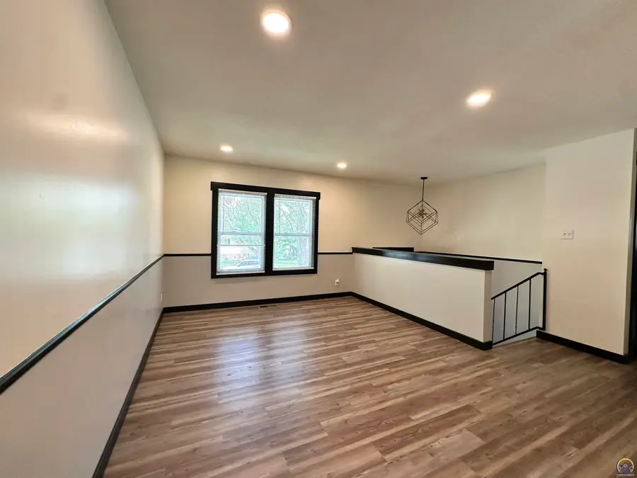 3140 SW Crest Dr, Topeka, KS 66614 - #2
