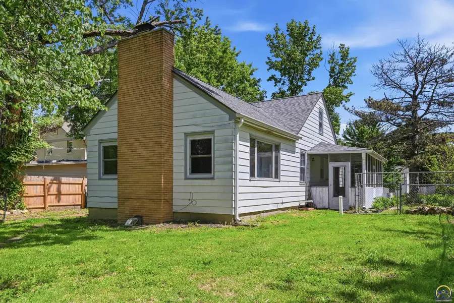 927 SW Medford Ave, Topeka, KS 66606 - #3