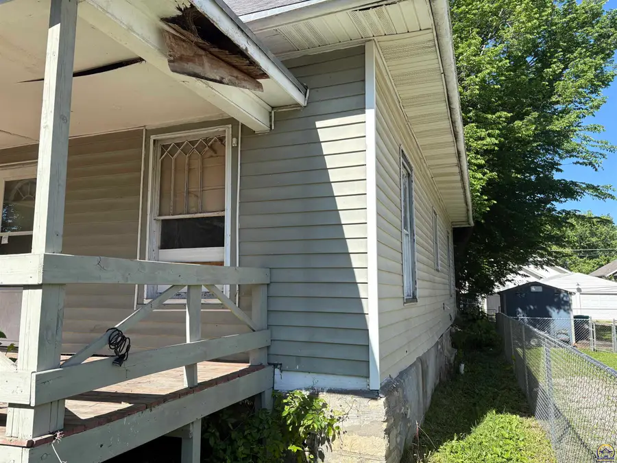 1143 SW Jewell Ave, Topeka, KS 66604 - #2