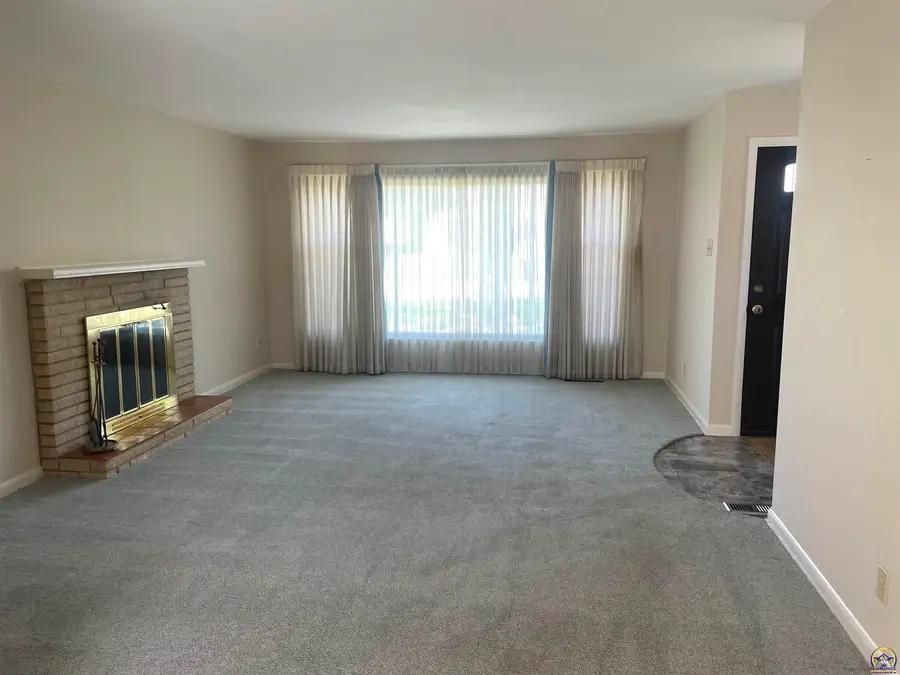 1930 SW Seabrook Ave, Topeka, KS 66606 - #2