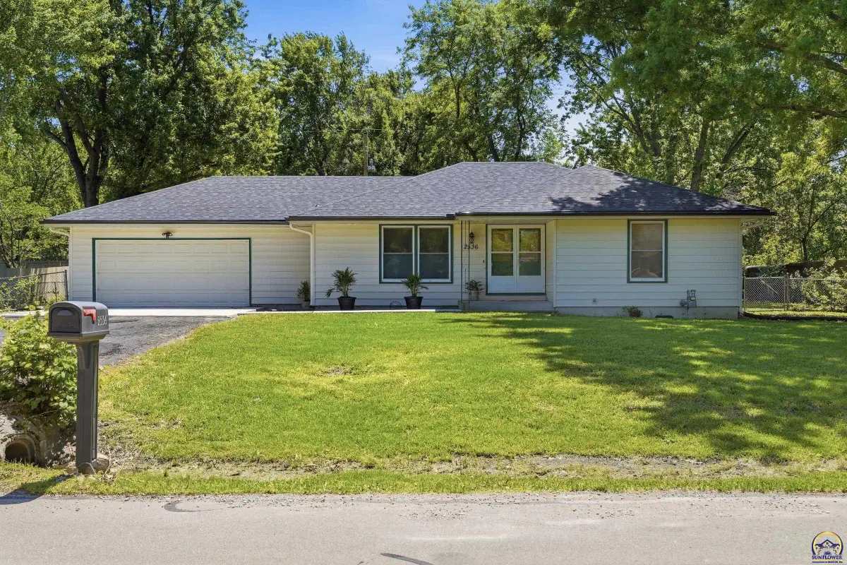 2536 SE Alexander Dr, Topeka, KS 66605 - #1