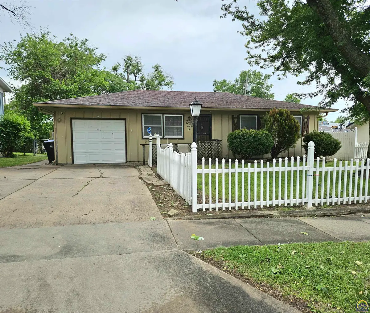 611 SE 35th Ter, Topeka, KS 66605 - #1