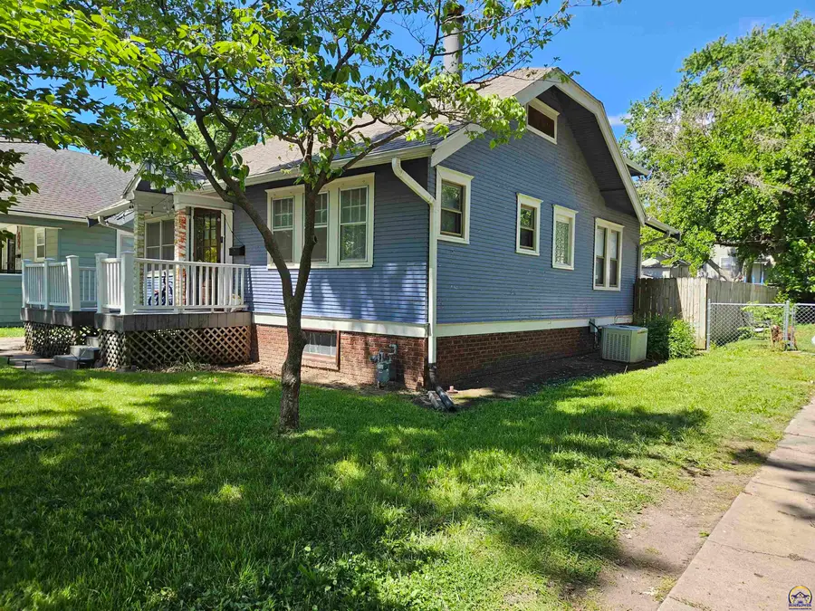 715 SW College Ave, Topeka, KS 66606 - #2