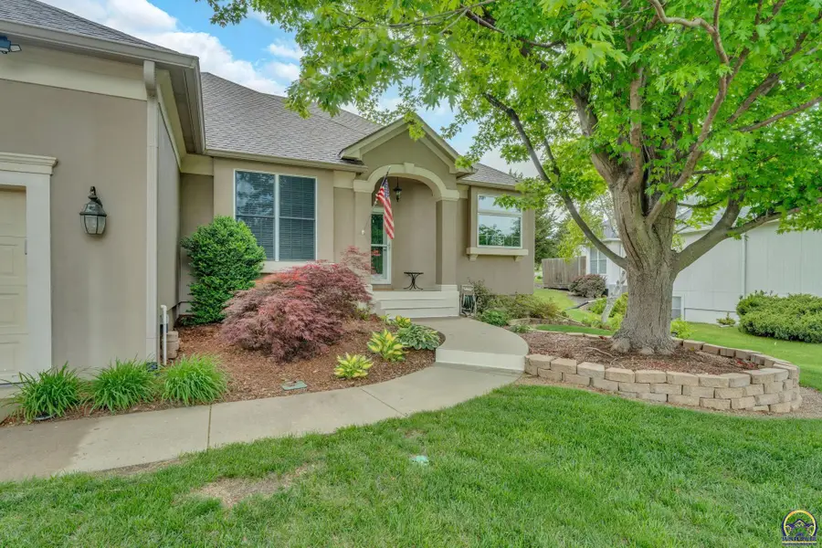 4513 SW Moundview Dr, Topeka, KS 66610 - #2