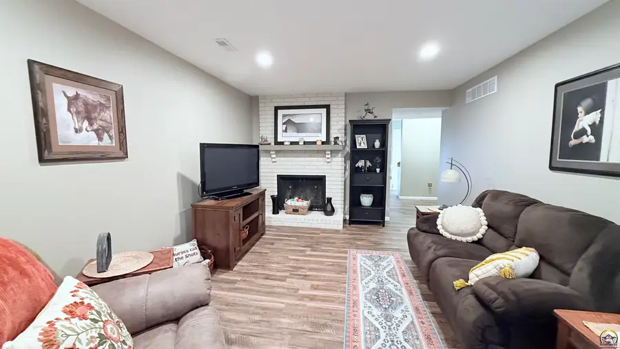 2933 SW Foxcroft 2 Ct, Topeka, KS 66614 - #2