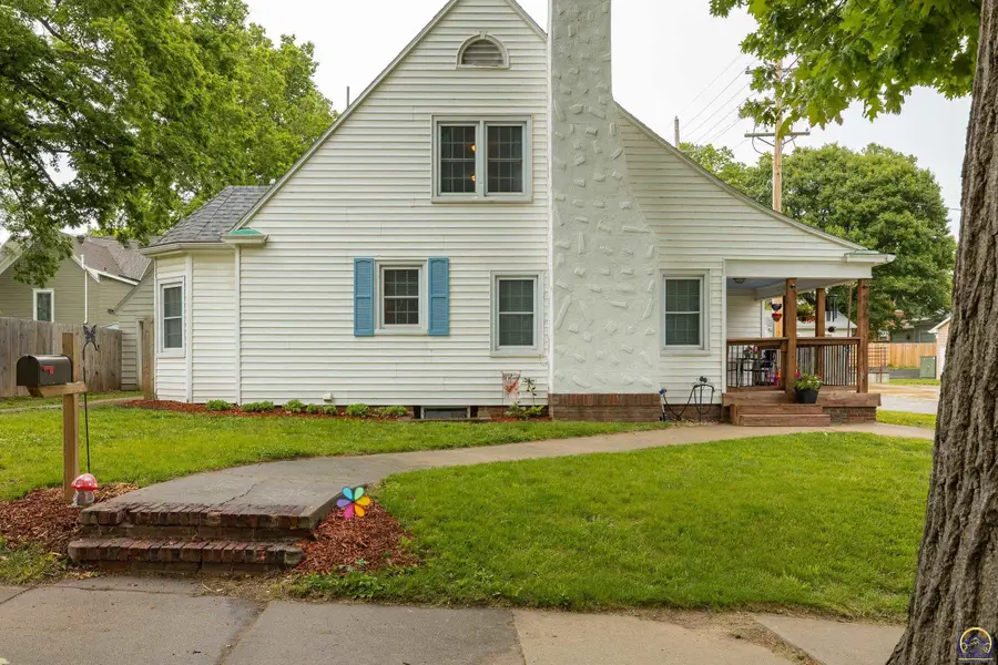 906 W 6th St, Wamego, KS 66547 - #3