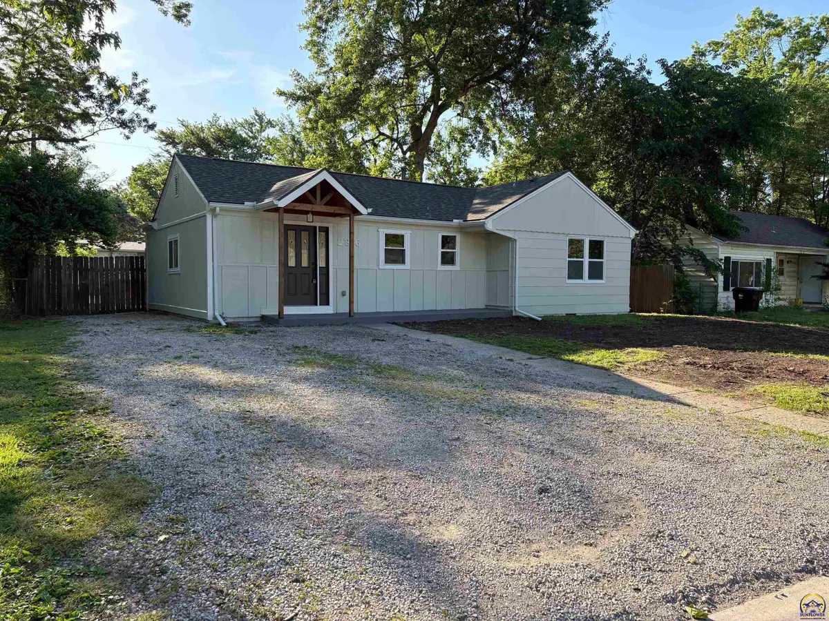 2316 SW Mission Ave, Topeka, KS 66614 - #1