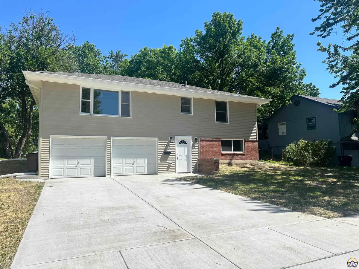 4306 SW 30th Ter, Topeka, KS 66614 - #1