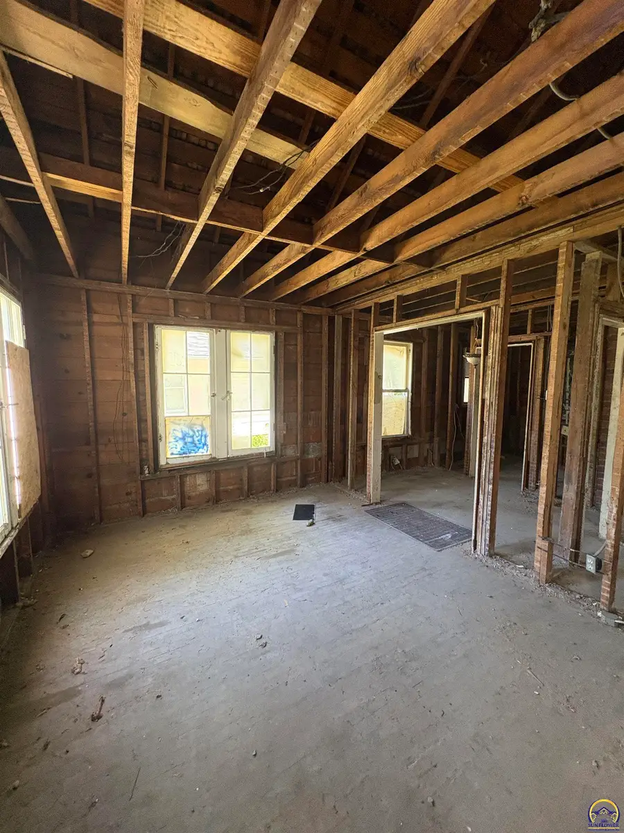 112 SW Courtland Ave, Topeka, KS 66606 - #2