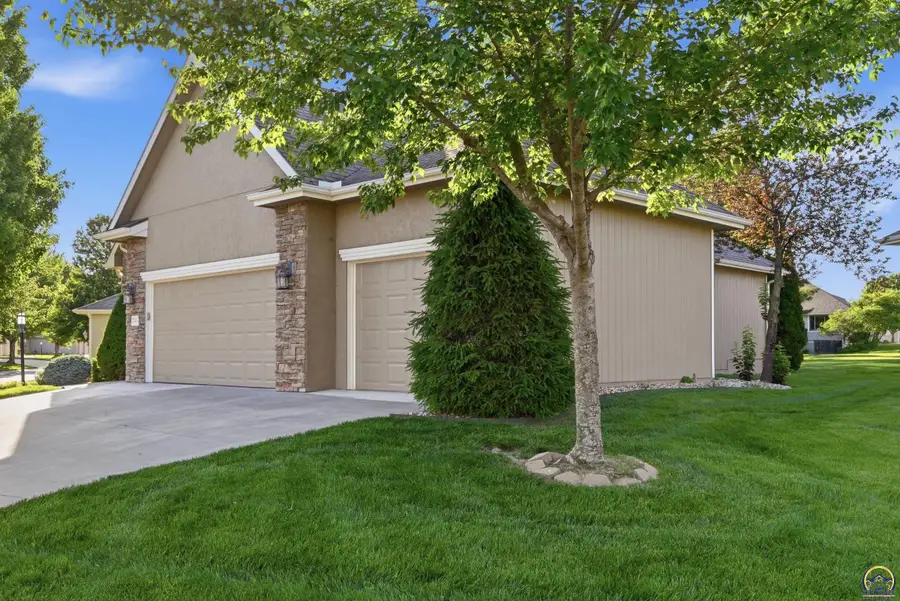 2746 SW Blue Stem Dr, Topeka, KS 66614 - #2