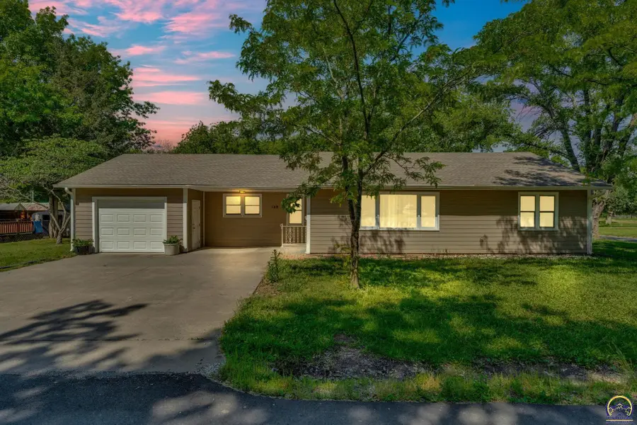 125 N 3rd St, Osage City, KS 66523 - #2