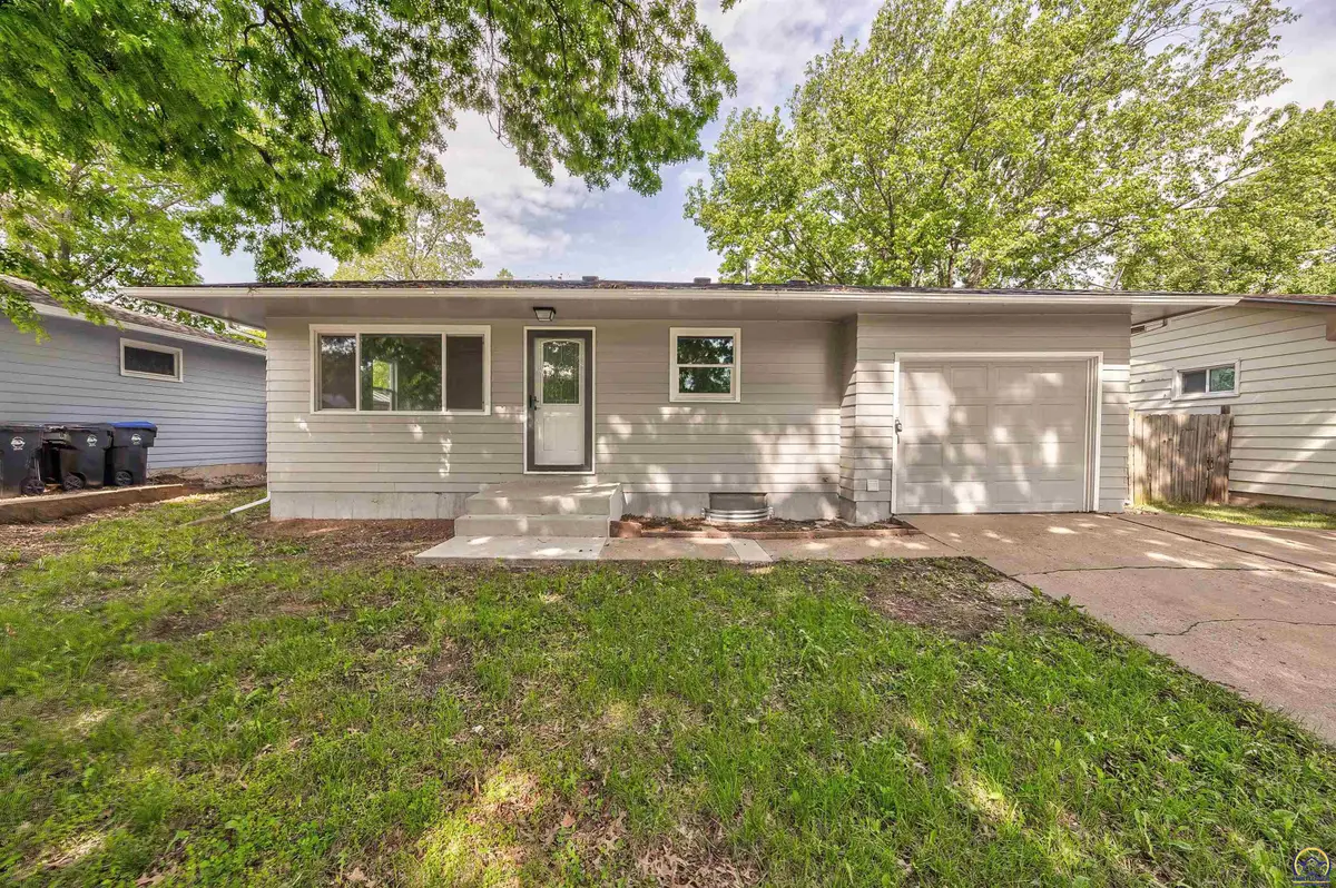 1917 SW Crest Dr, Topeka, KS 66604 - #1