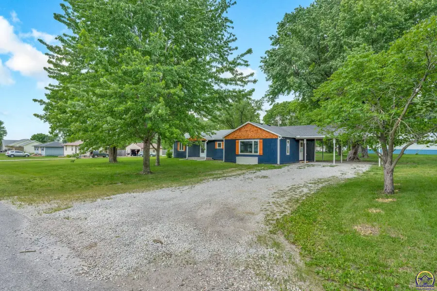 420 Osborn St, Carbondale, KS 66414 - #2
