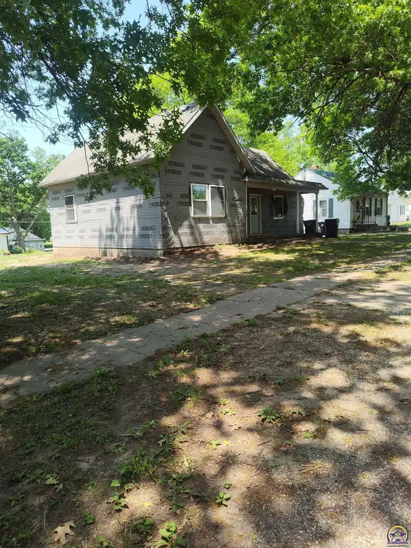 211 Iowa Ave, Holton, KS 66436