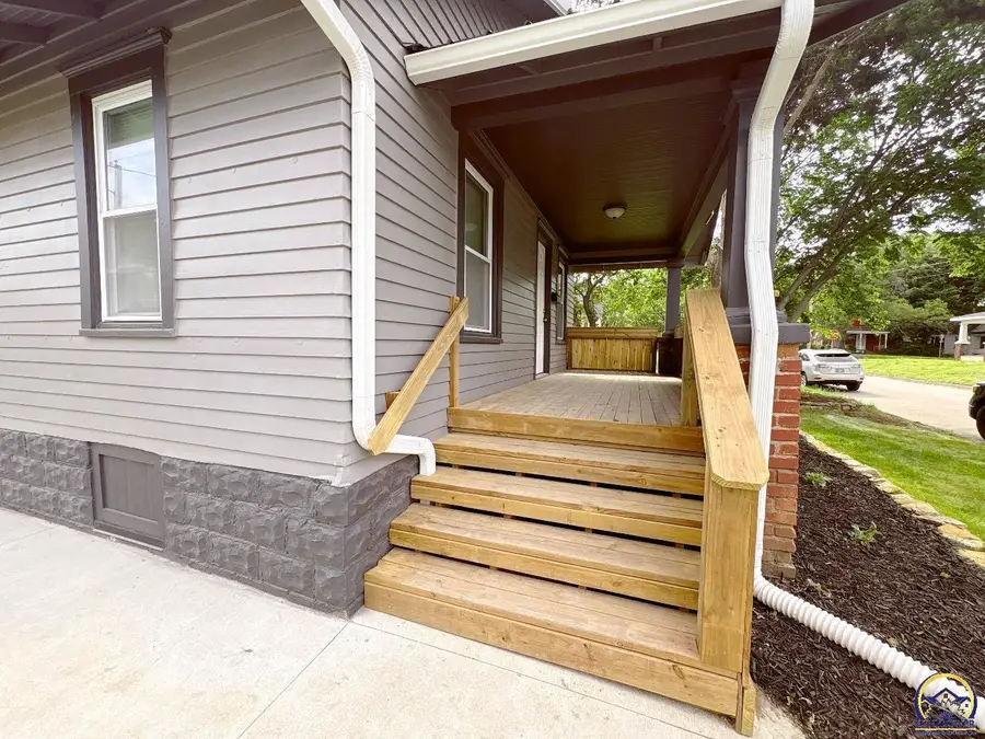 1113 SW Hampton St, Topeka, KS 66604 - #2