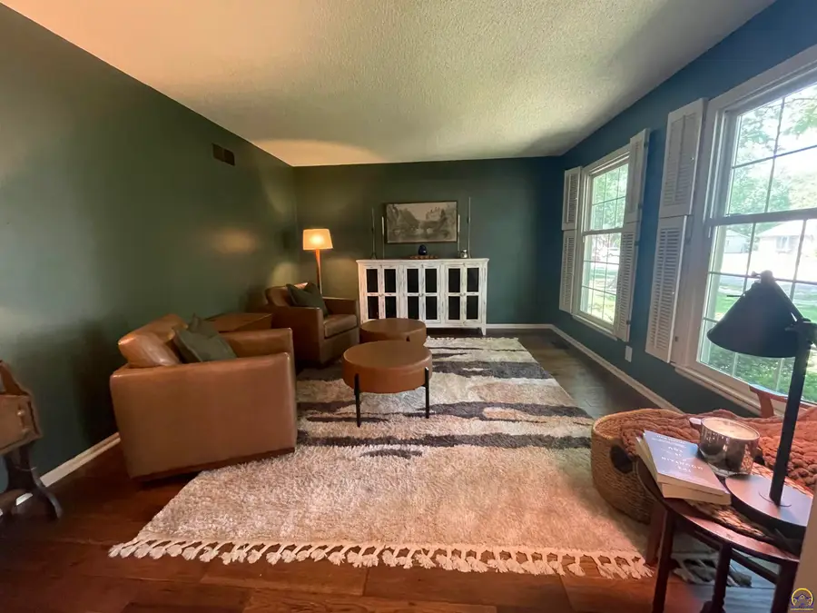 3310 SW Randolph Ave, Topeka, KS 66611 - #3