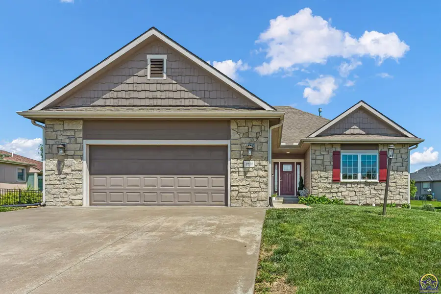 3228 SE Blazing Star Dr, Topeka, KS 66609 - #2