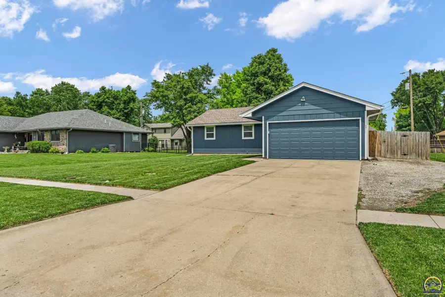 594 Griswold St, Rossville, KS 66533 - #3