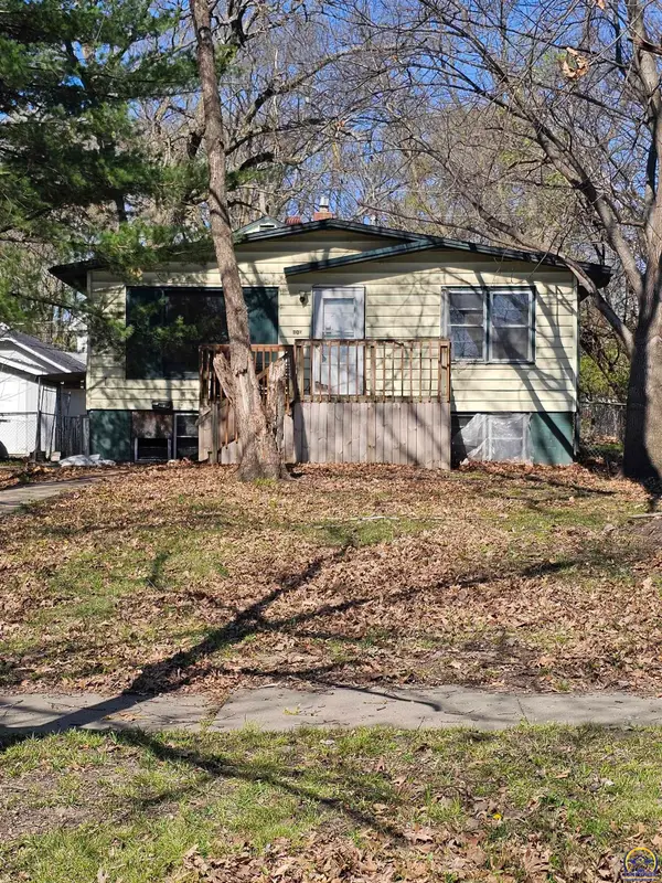 107 SW Taylor St, Topeka, KS 66603