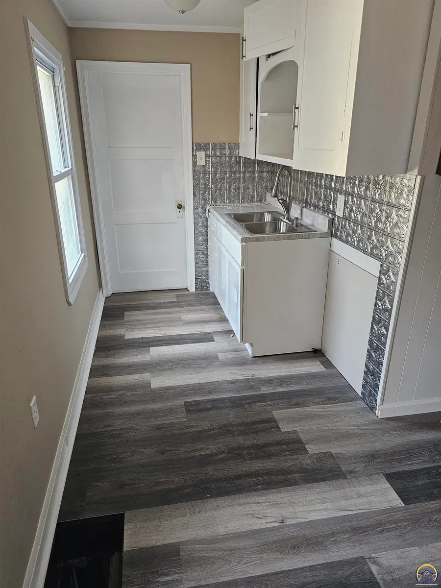 107 SW Taylor St, Topeka, KS 66603 - #2