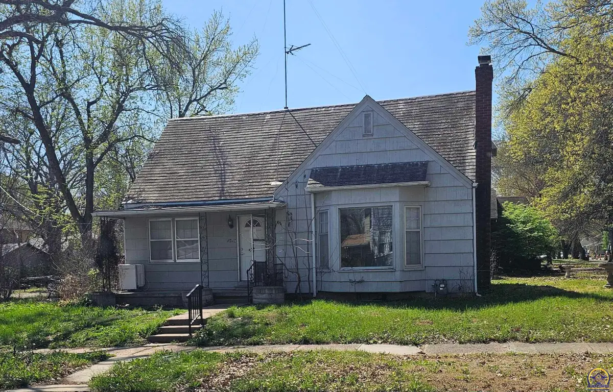 2323 SW Huntoon St, Topeka, KS 66604 - #1