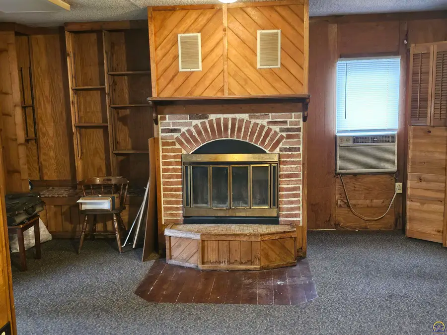 2124 SW Morningside Rd, Topeka, KS 66614 - #2