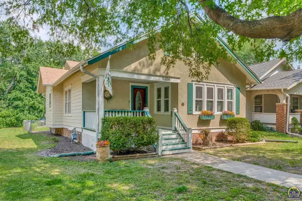 1324 SW Macvicar Ave, Topeka, KS 66604