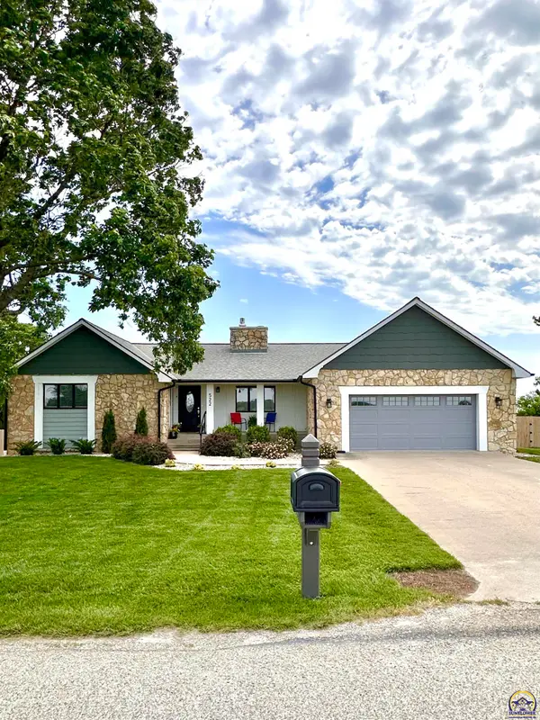 522 N Country Ln, Council Grove, KS 66846