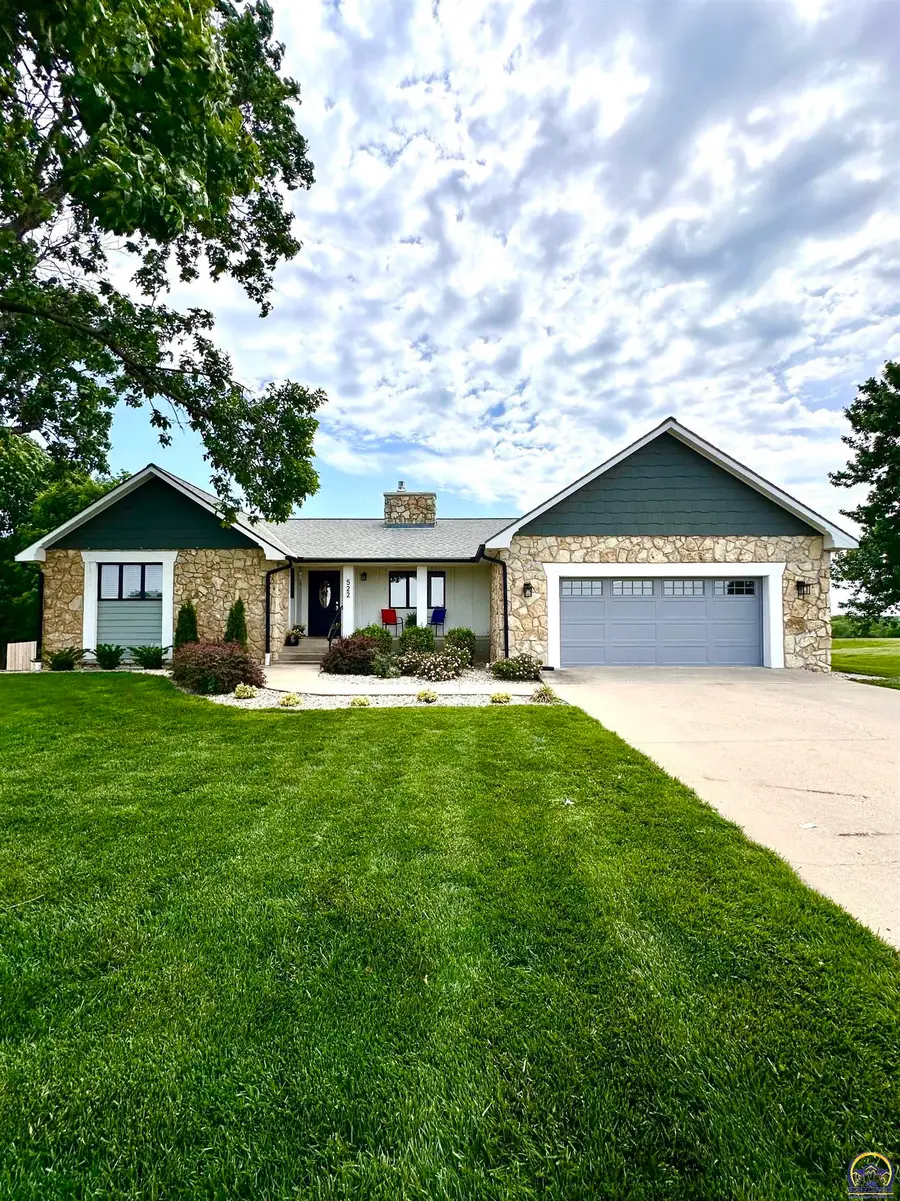 522 N Country Ln, Council Grove, KS 66846 - #2