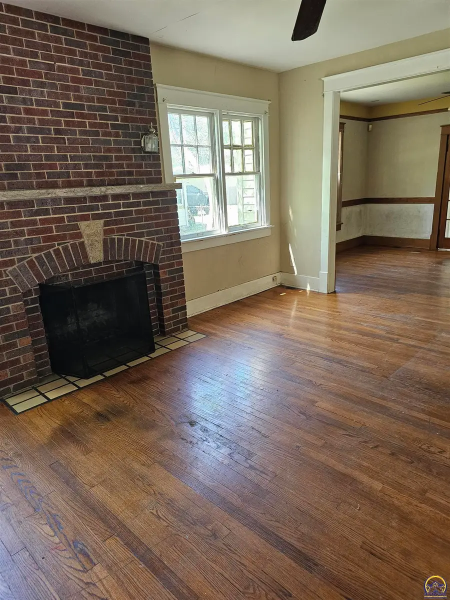 713 SW Clay St, Topeka, KS 66606 - #2