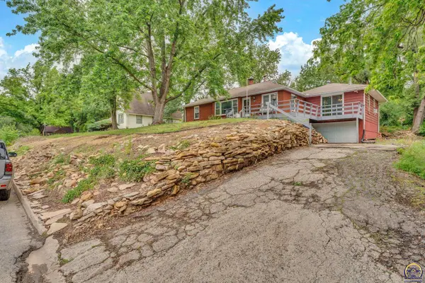 2431 SW Bradbury Ave, Topeka, KS 66611