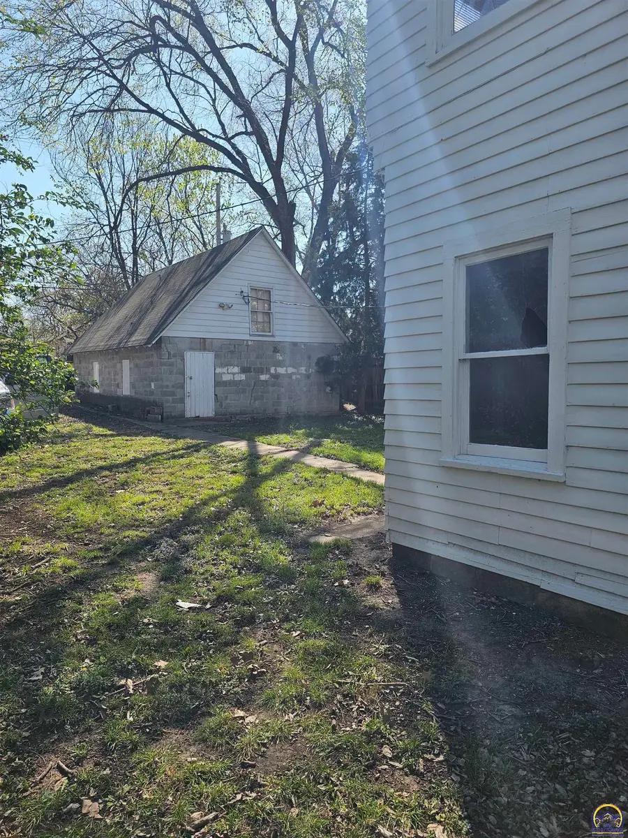 400 SW Orchard St, Topeka, KS 66606 - #2