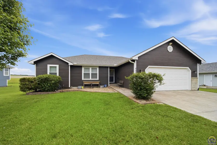 422 Prairie Bend Dr, Meriden, KS 66512 - #2