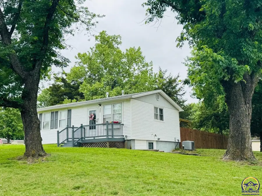 320 NE 58th St, Topeka, KS 66617 - #3