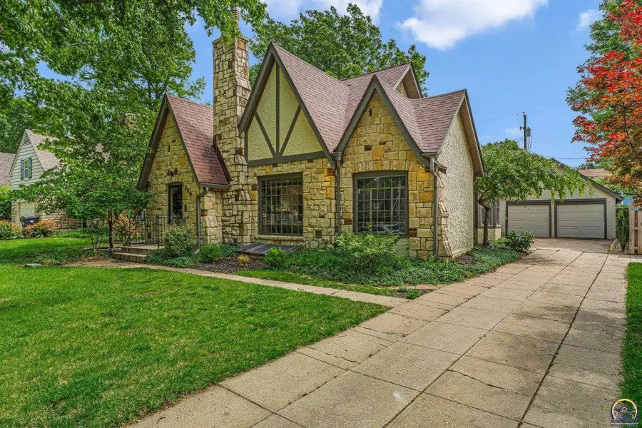 1290 SW Pembroke Ln, Topeka, KS 66604 - #2