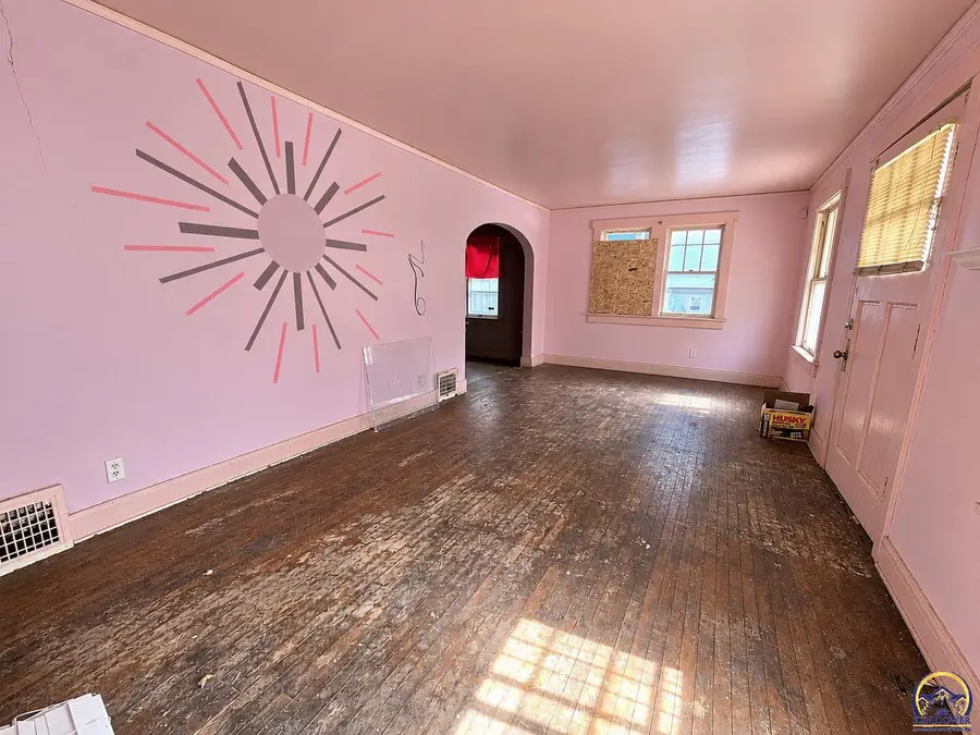 711 SE Lawrence St, Topeka, KS 66607 - #2