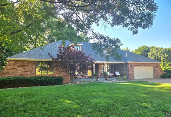 325 SW Whitehall Ln, Topeka, KS 66606
